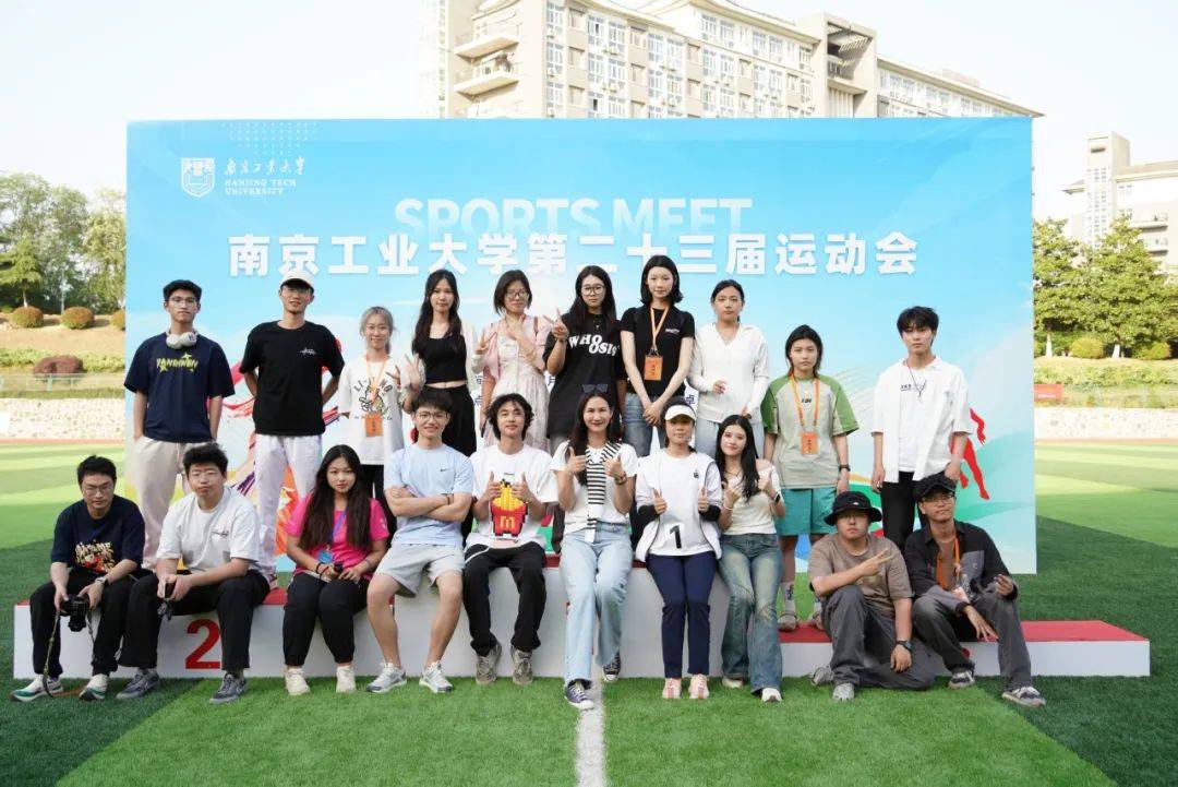 包含体育赛事热烈角逐，幕后工作默默付出的词条