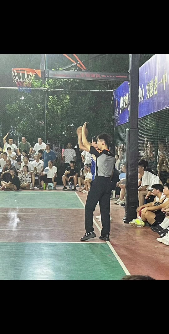 篮球裁判在球赛中发挥重要作用，维护比赛公平
