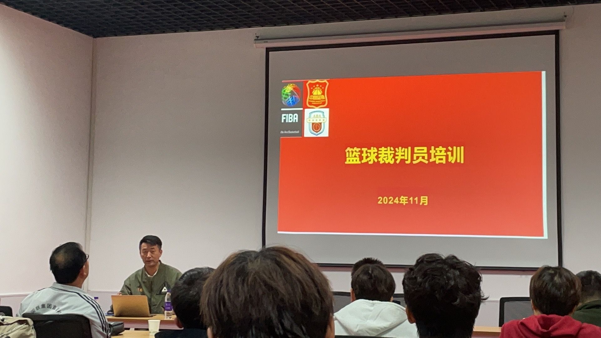 篮球裁判在球赛中发挥重要作用，维护比赛公平